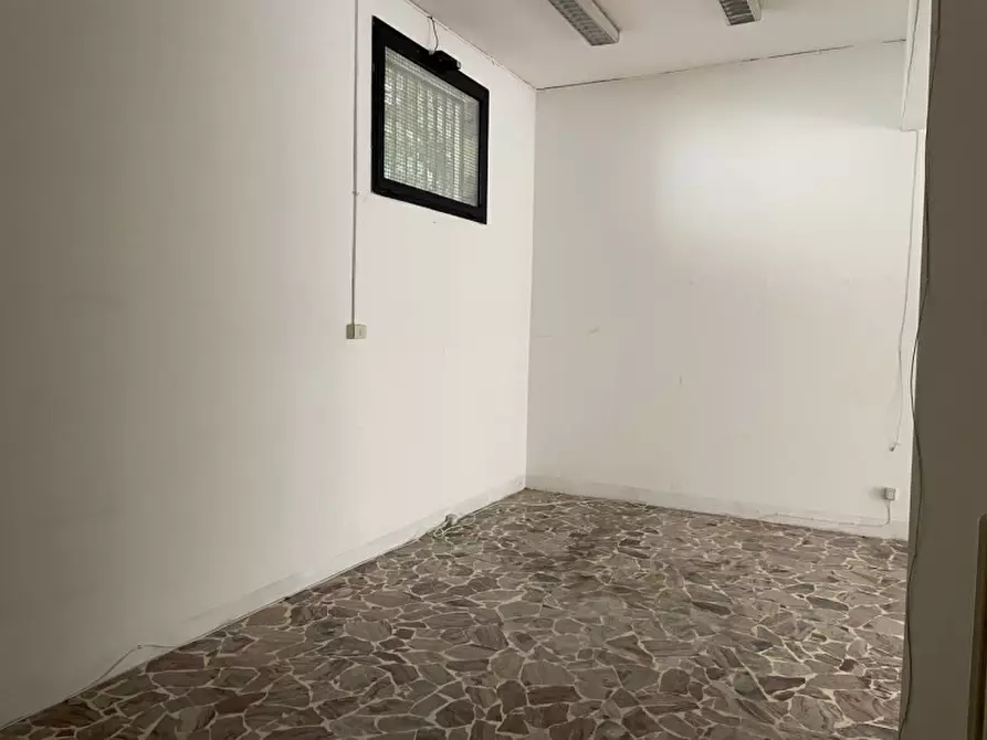 Immagine 5 di Negozio in vendita  in Via Aravecchia a Sassuolo