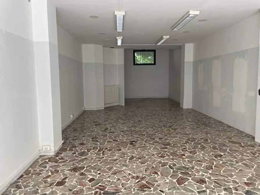 Immagine 8 di Negozio in vendita  in Via Aravecchia a Sassuolo