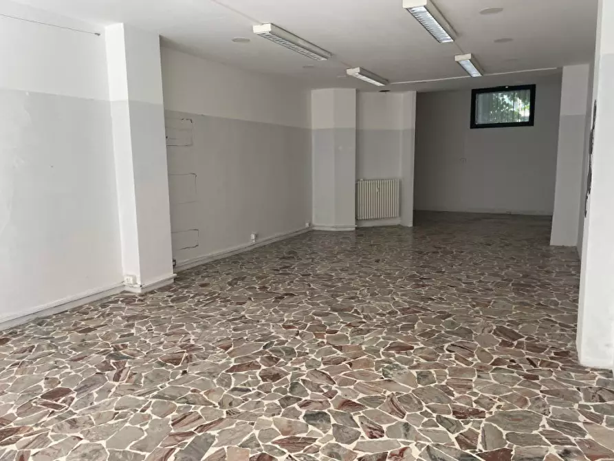 Immagine 9 di Negozio in vendita  in Via Aravecchia a Sassuolo