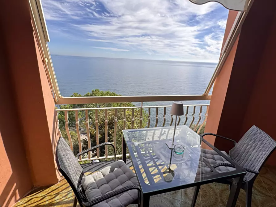 Immagine 1 di Appartamento in vendita  in via Pini d'Aleppo a Varazze