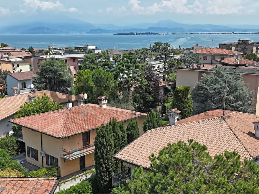 Immagine 1 di Villa in vendita  in Via Amatore Sciesa a Desenzano Del Garda