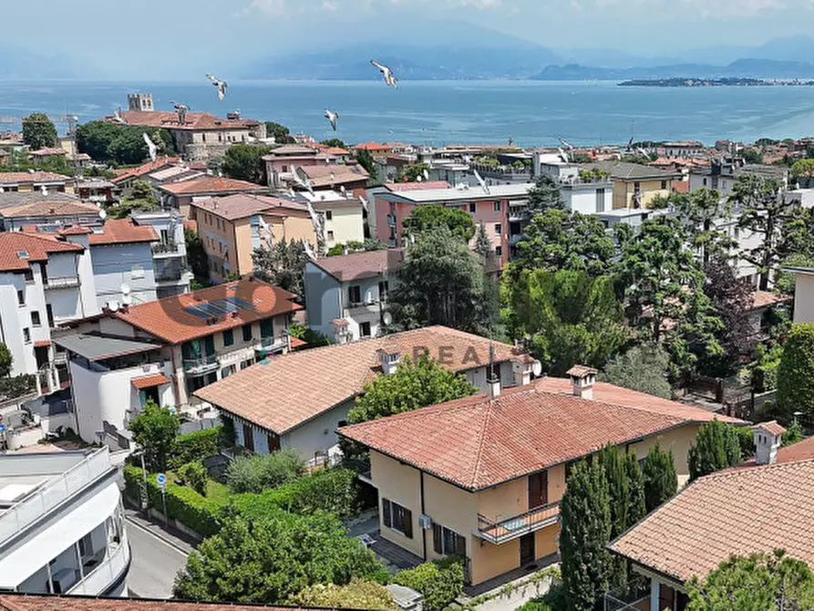 Immagine 2 di Villa in vendita  in Via Amatore Sciesa a Desenzano Del Garda