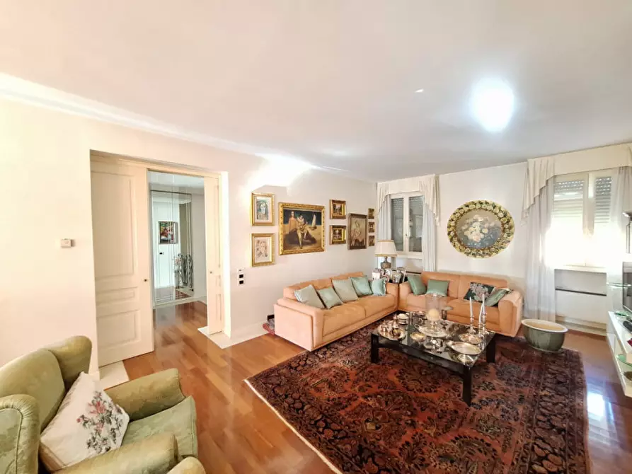 Immagine 1 di Villa in vendita  in Via Ciro Menotti a Rovigo