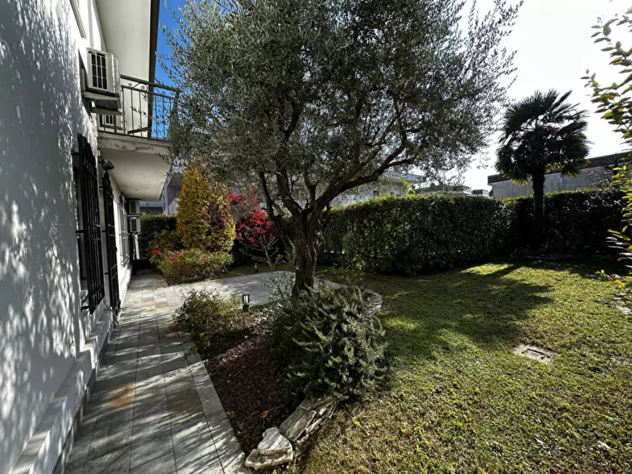 Immagine 27 di Villa in vendita  in Via Ciro Menotti a Rovigo