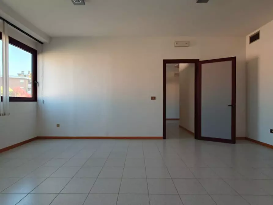 Immagine 1 di Ufficio in affitto  in VIA LA FAVORITA a Mirandola