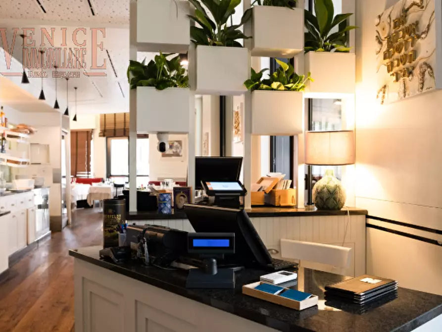 Immagine 1 di Attività commerciale in vendita  a Venezia