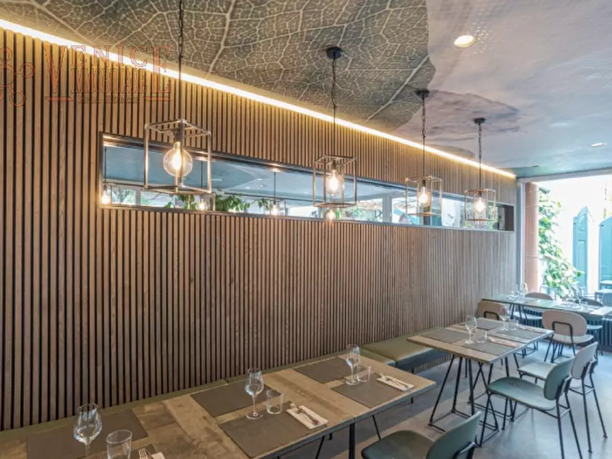 Immagine 4 di Attività commerciale in vendita  a Venezia