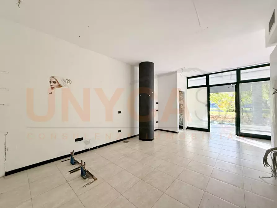 Immagine 1 di Negozio in affitto  a Rubano