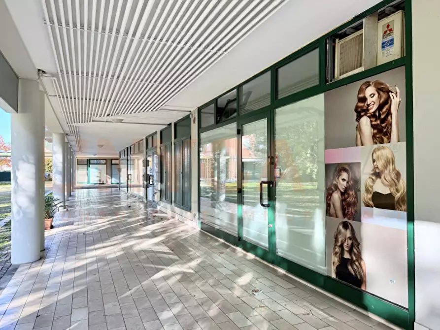 Immagine 8 di Negozio in affitto  a Rubano