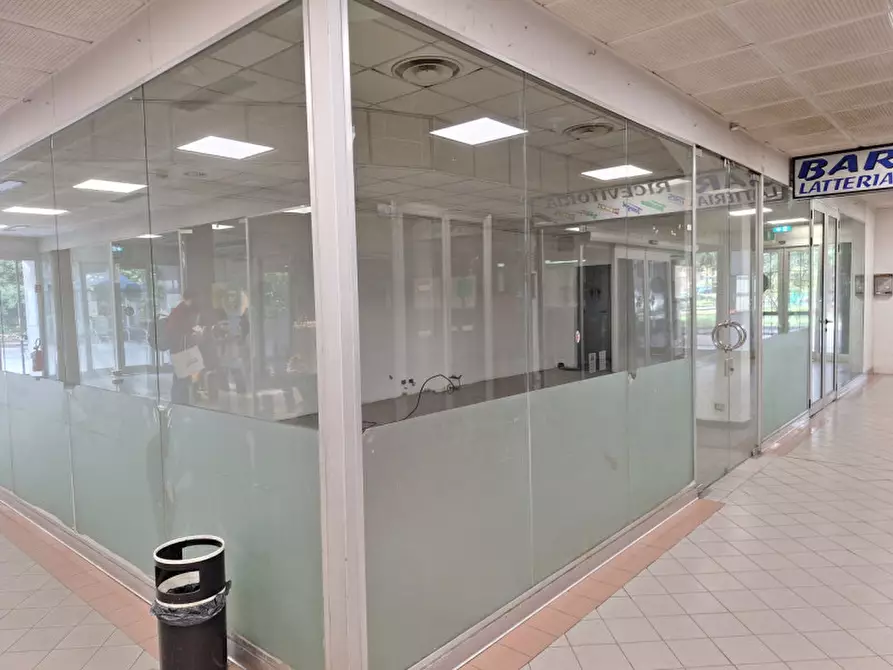 Immagine 2 di Negozio in affitto  a Bologna