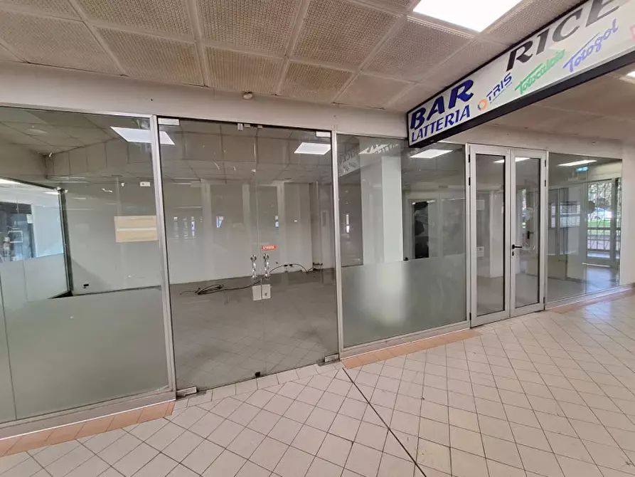 Immagine 3 di Negozio in affitto  a Bologna