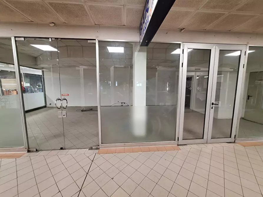 Immagine 4 di Negozio in affitto  a Bologna