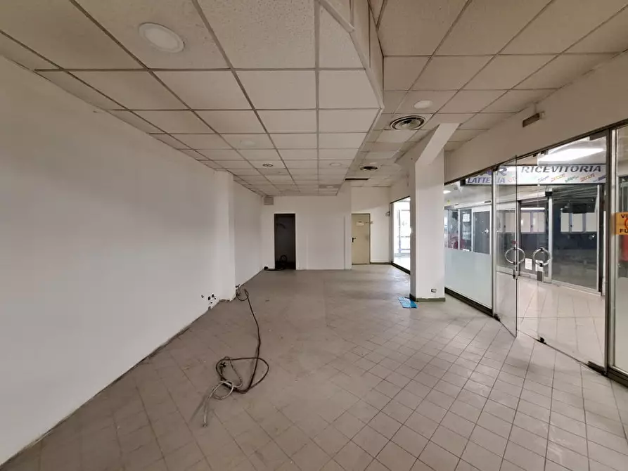 Immagine 5 di Negozio in affitto  a Bologna