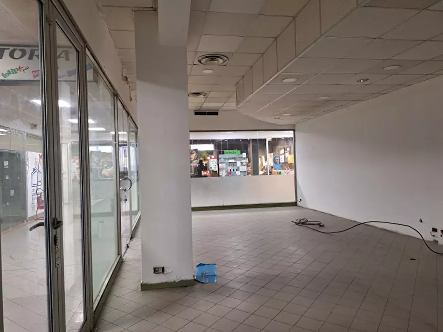 Immagine 6 di Negozio in affitto  a Bologna