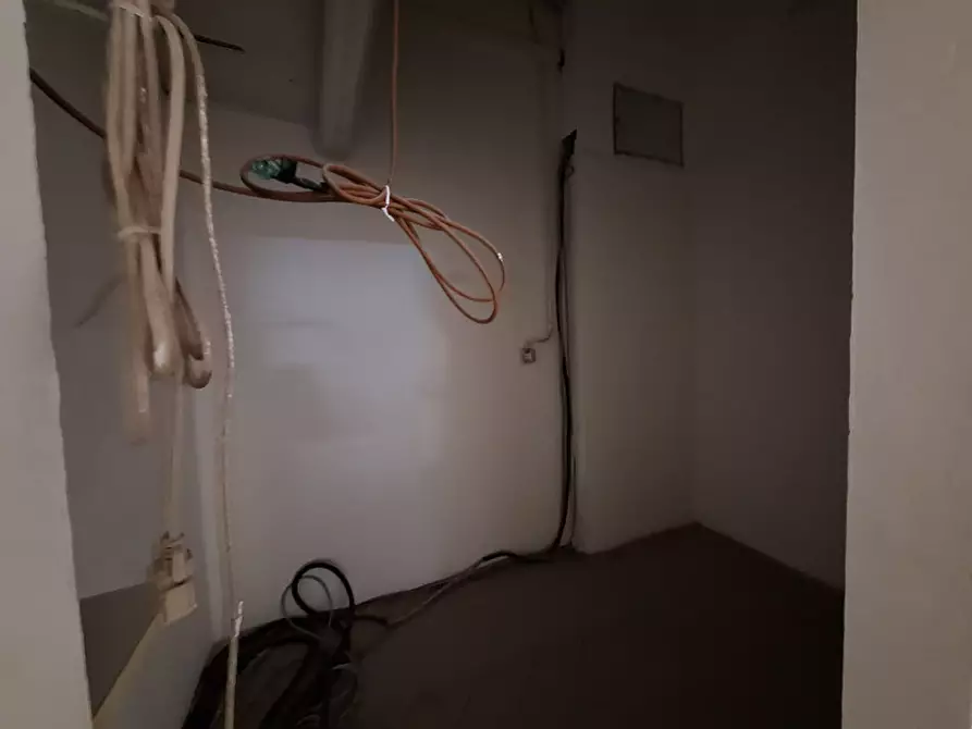 Immagine 7 di Negozio in affitto  a Bologna