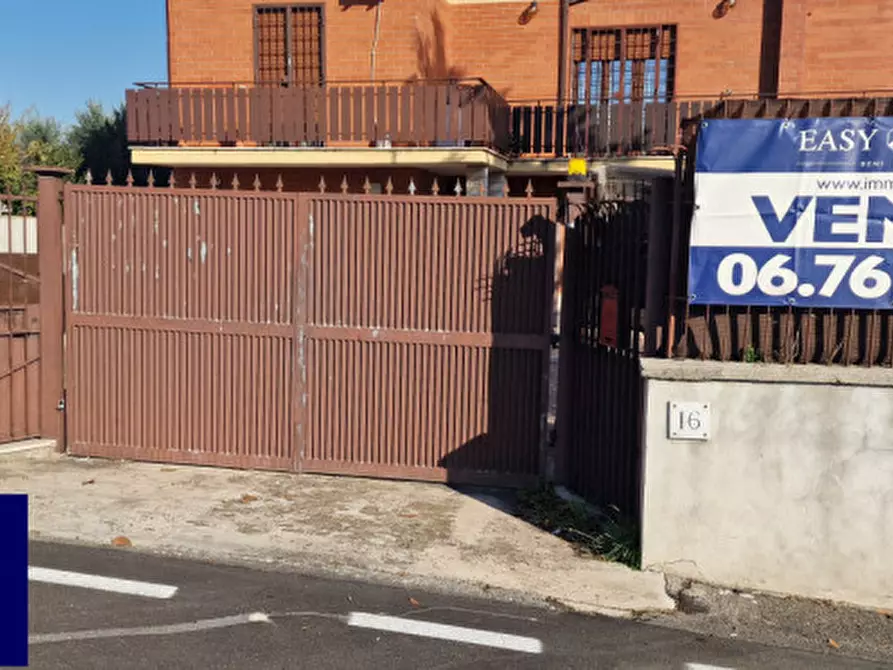 Immagine 15 di Appartamento in vendita  in Via Frondarola a Roma