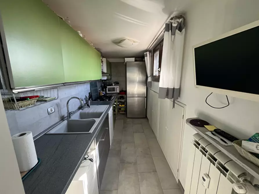 Immagine 5 di Appartamento in vendita  in Via Savignone a Roma