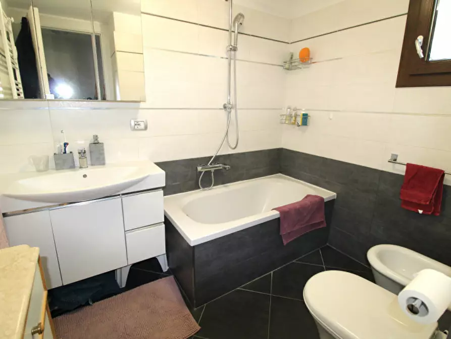 Immagine 9 di Appartamento in vendita  in Via Savignone a Roma