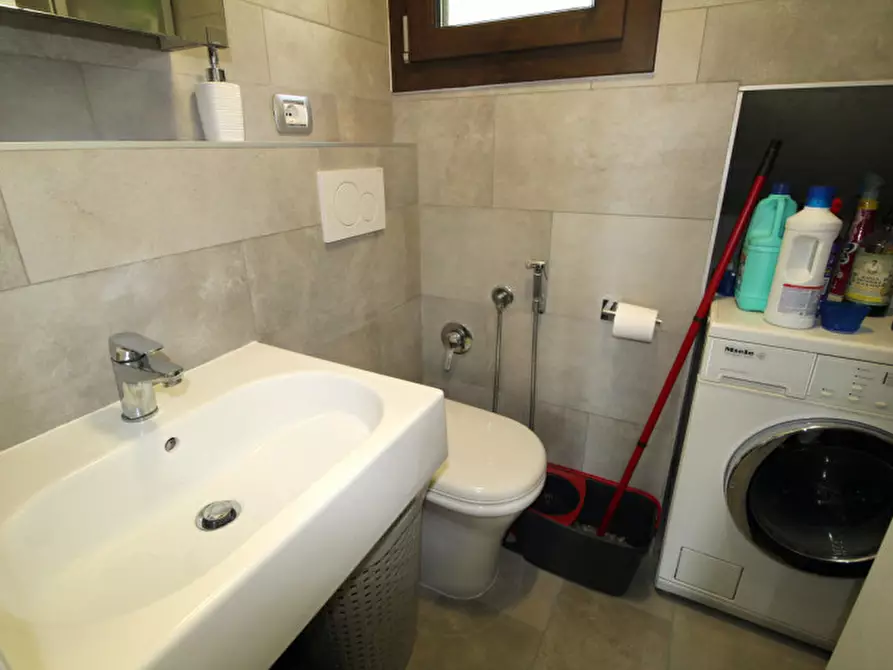 Immagine 11 di Appartamento in vendita  in Via Savignone a Roma