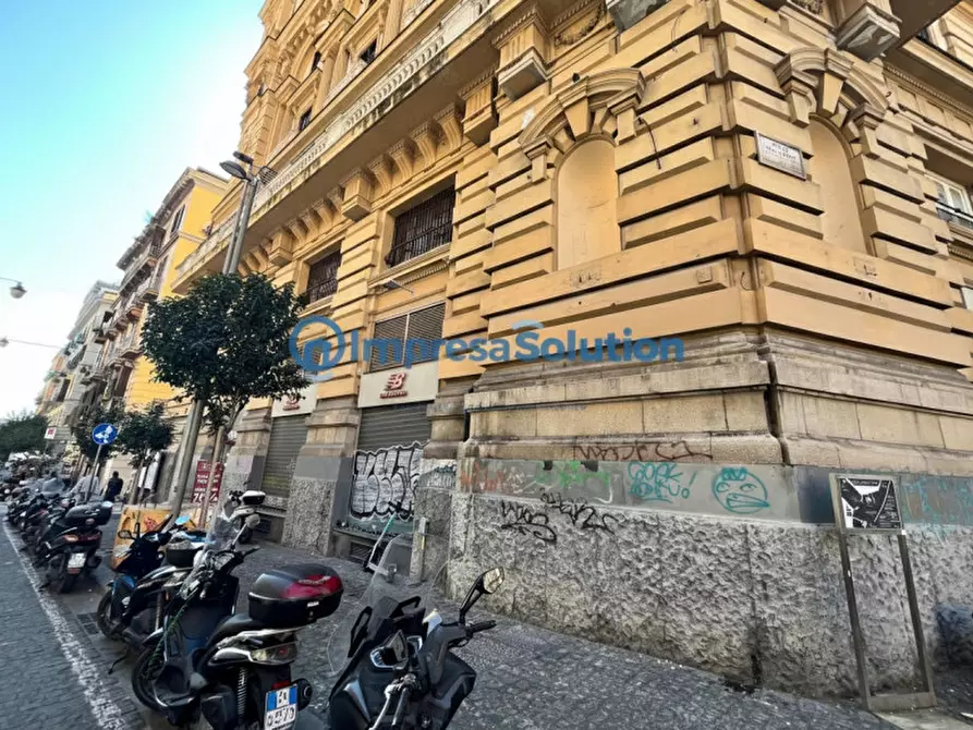 Immagine 1 di Negozio in affitto  in Piazza Nicola Amore a Napoli