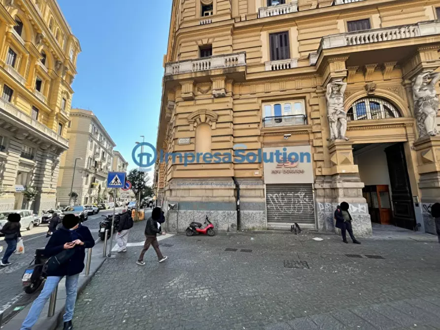 Immagine 2 di Negozio in affitto  in Piazza Nicola Amore a Napoli