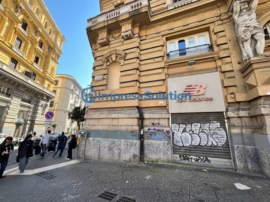 Immagine 3 di Negozio in affitto  in Piazza Nicola Amore a Napoli