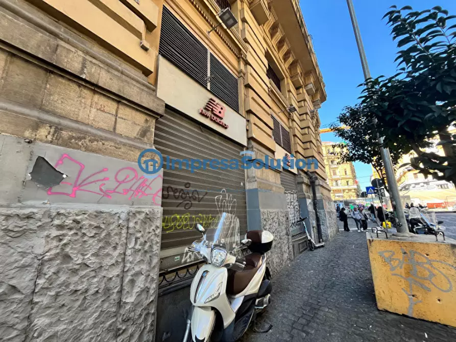 Immagine 8 di Negozio in affitto  in Piazza Nicola Amore a Napoli