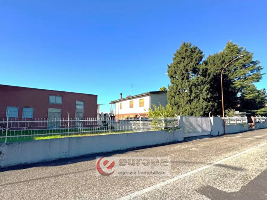 Immagine 1 di Casa indipendente in vendita  in VIA DE AMICIS a Montecchio Maggiore