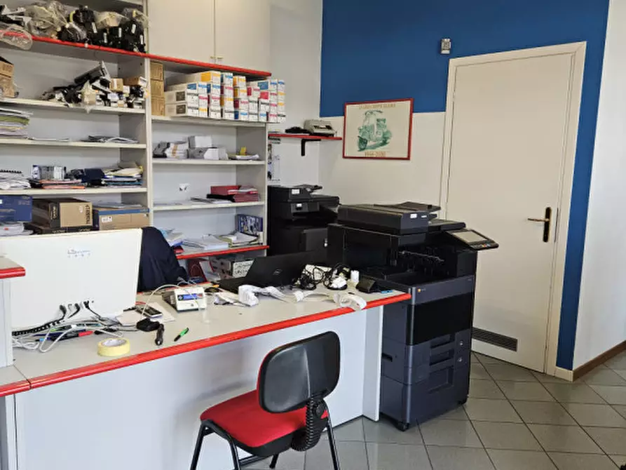 Immagine 11 di Negozio in vendita  a Noventa Vicentina