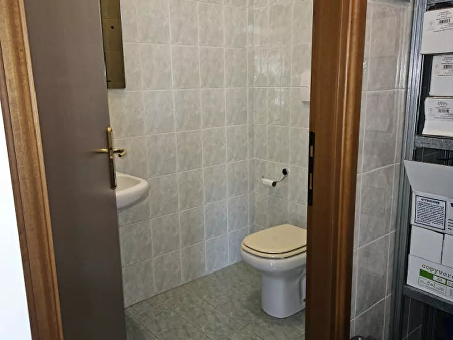 Immagine 15 di Negozio in vendita  a Noventa Vicentina