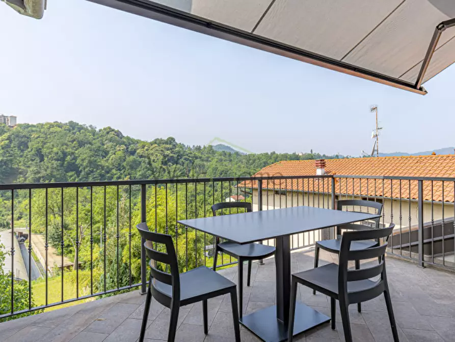 Immagine 11 di Appartamento in vendita  a Como