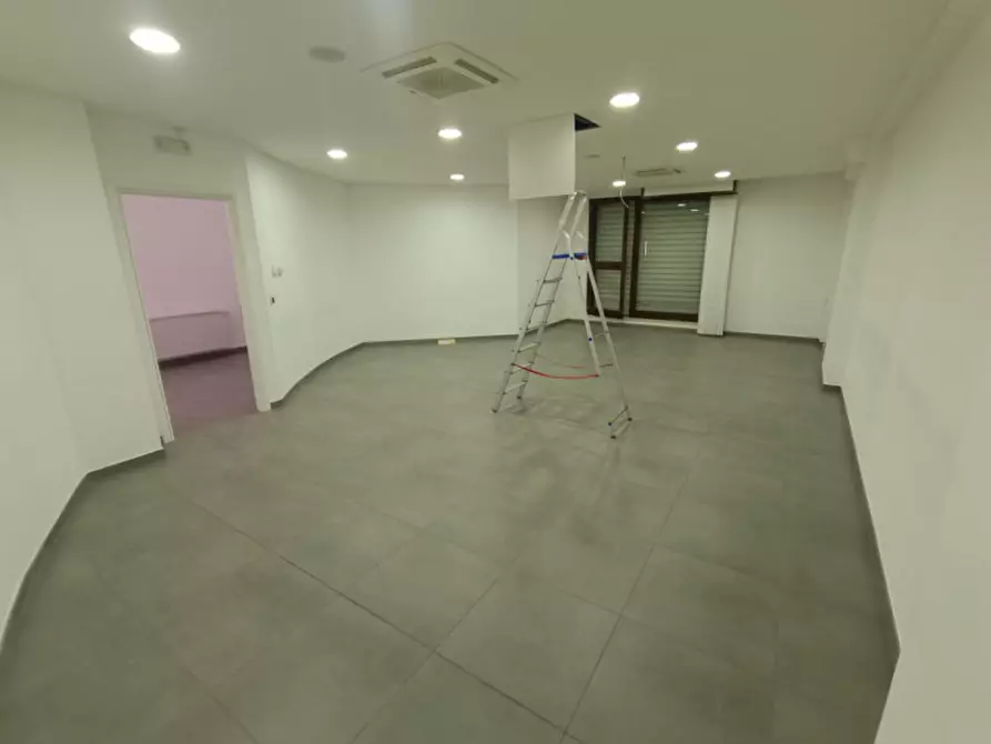 Immagine 8 di Negozio in vendita  in VIA CORATO, 202 a Andria