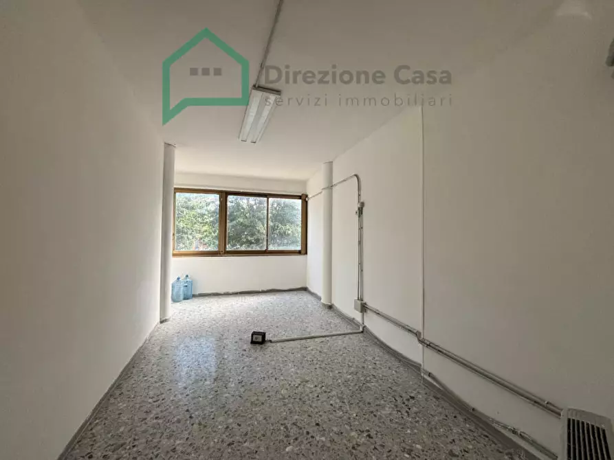 Immagine 7 di Negozio in affitto  in Vico Tutti i Santi a Napoli