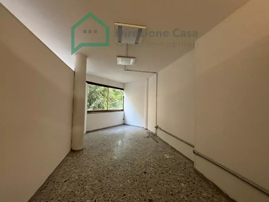 Immagine 8 di Negozio in affitto  in Vico Tutti i Santi a Napoli