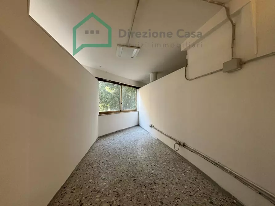 Immagine 10 di Negozio in affitto  in Vico Tutti i Santi a Napoli