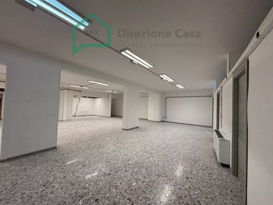 Immagine 11 di Negozio in affitto  in Vico Tutti i Santi a Napoli