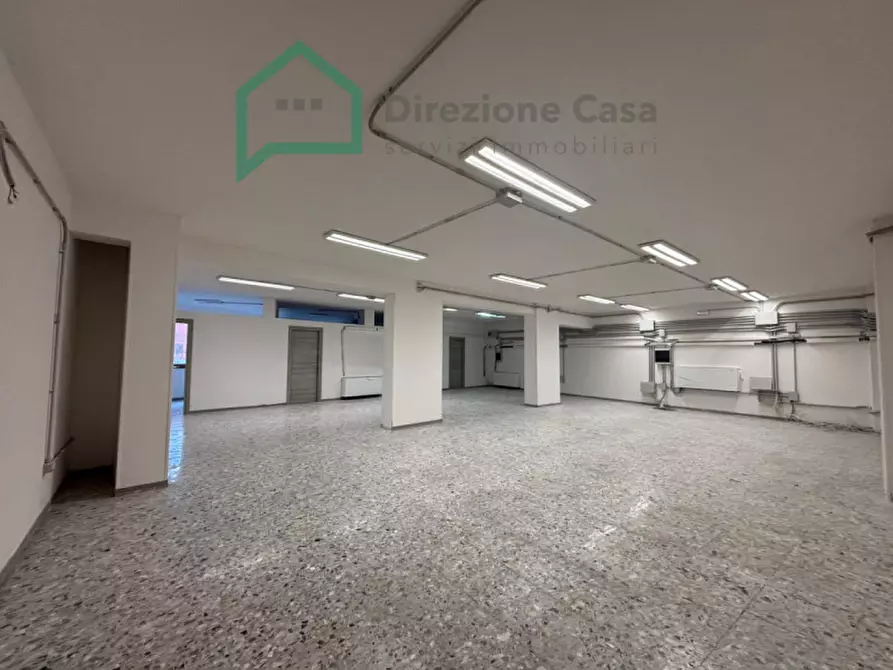 Immagine 12 di Negozio in affitto  in Vico Tutti i Santi a Napoli