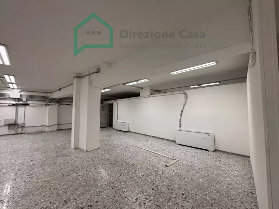 Immagine 13 di Negozio in affitto  in Vico Tutti i Santi a Napoli