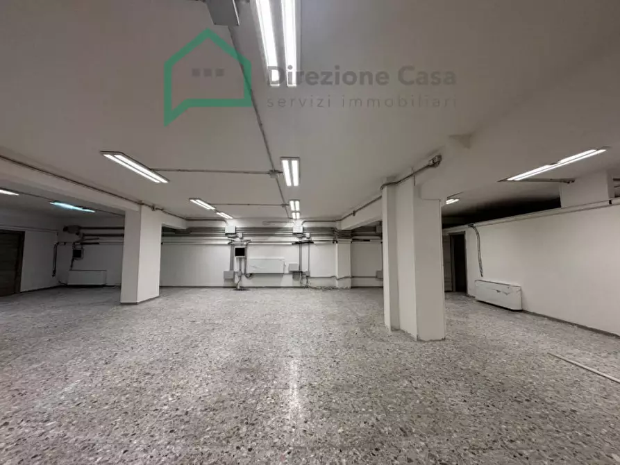 Immagine 14 di Negozio in affitto  in Vico Tutti i Santi a Napoli