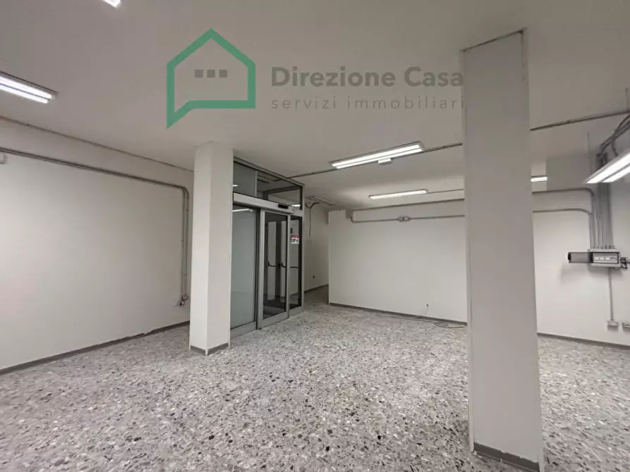 Immagine 15 di Negozio in affitto  in Vico Tutti i Santi a Napoli