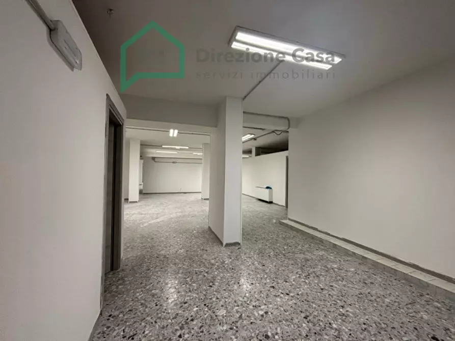 Immagine 16 di Negozio in affitto  in Vico Tutti i Santi a Napoli