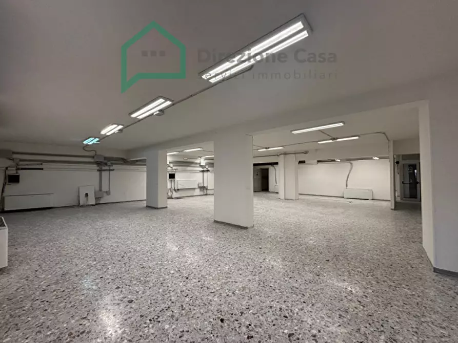 Immagine 17 di Negozio in affitto  in Vico Tutti i Santi a Napoli