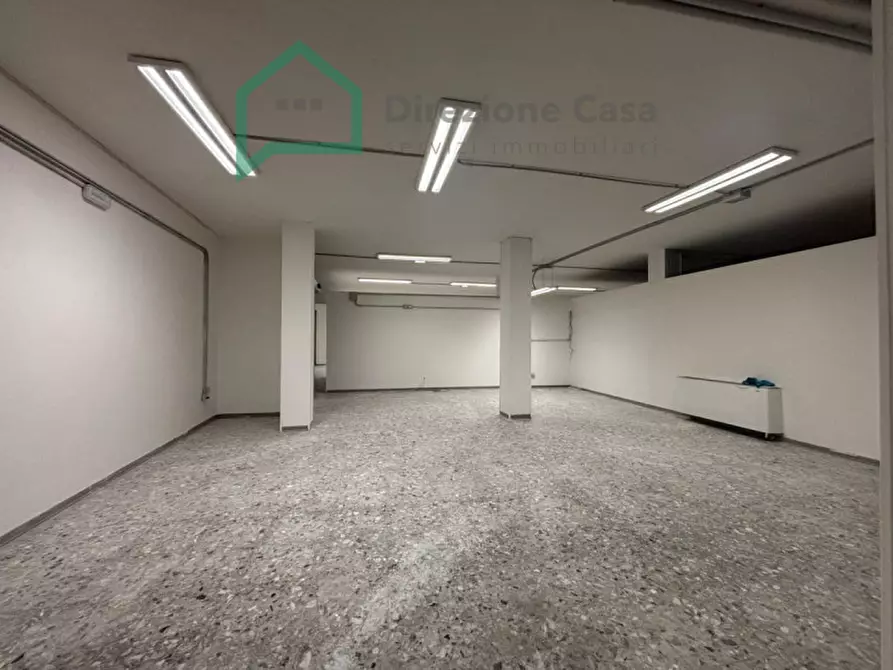 Immagine 18 di Negozio in affitto  in Vico Tutti i Santi a Napoli