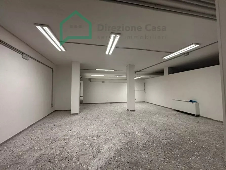 Immagine 19 di Negozio in affitto  in Vico Tutti i Santi a Napoli