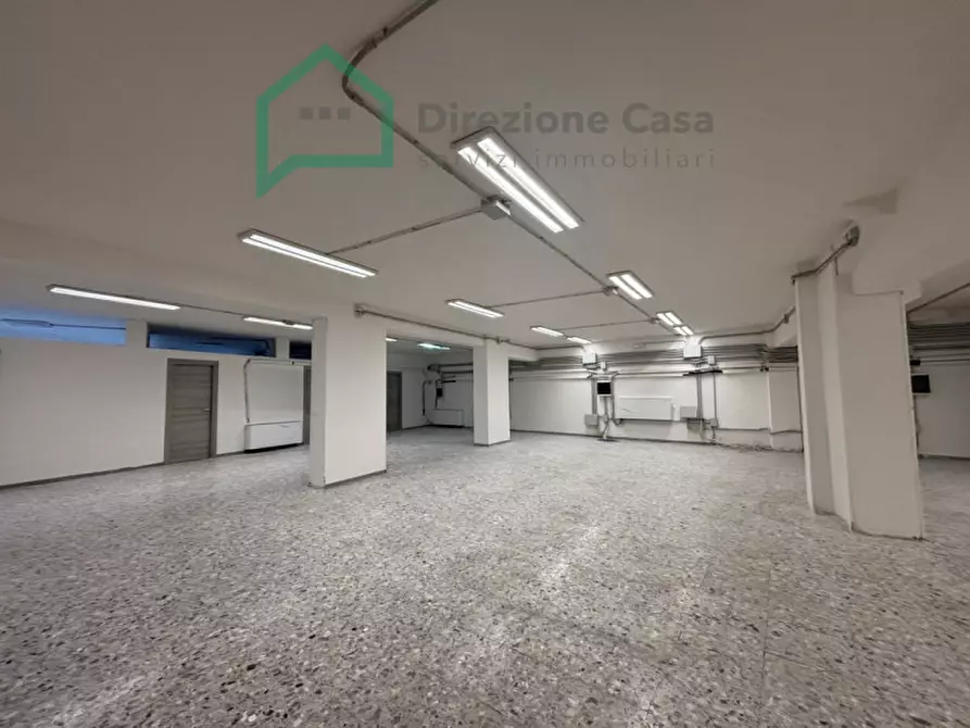 Immagine 20 di Negozio in affitto  in Vico Tutti i Santi a Napoli