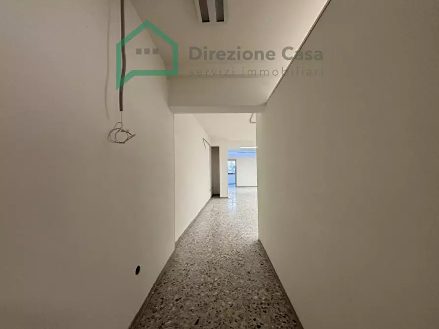 Immagine 21 di Negozio in affitto  in Vico Tutti i Santi a Napoli