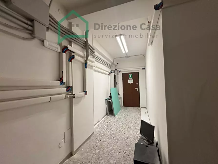 Immagine 22 di Negozio in affitto  in Vico Tutti i Santi a Napoli