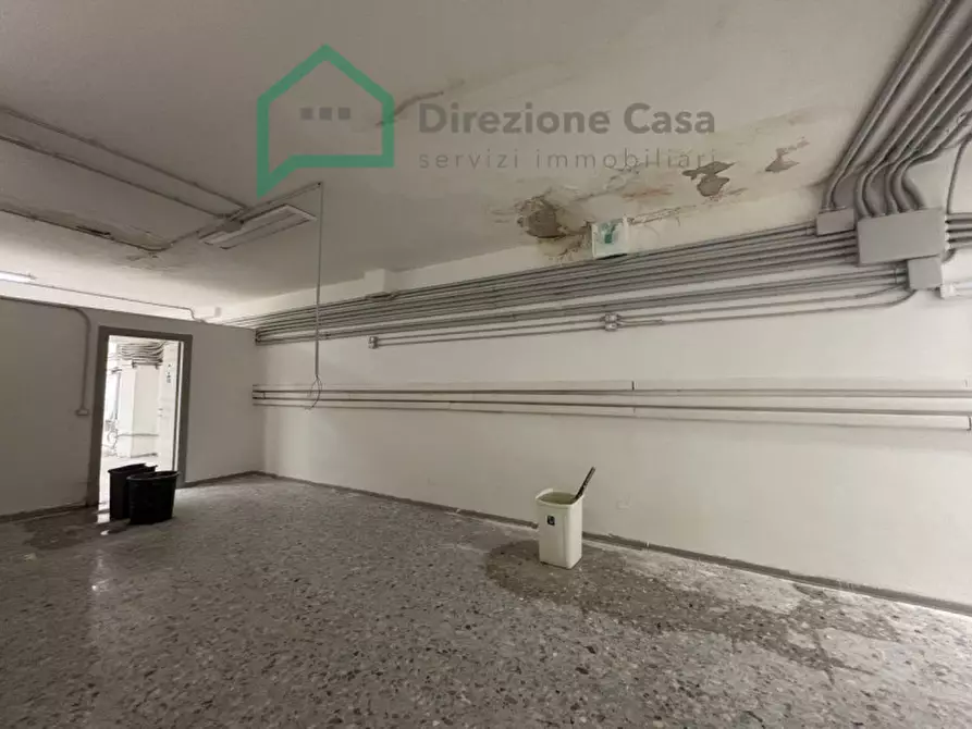 Immagine 23 di Negozio in affitto  in Vico Tutti i Santi a Napoli