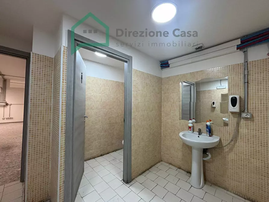 Immagine 24 di Negozio in affitto  in Vico Tutti i Santi a Napoli