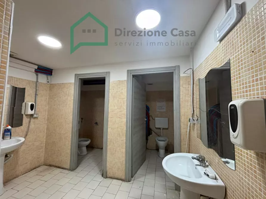 Immagine 25 di Negozio in affitto  in Vico Tutti i Santi a Napoli